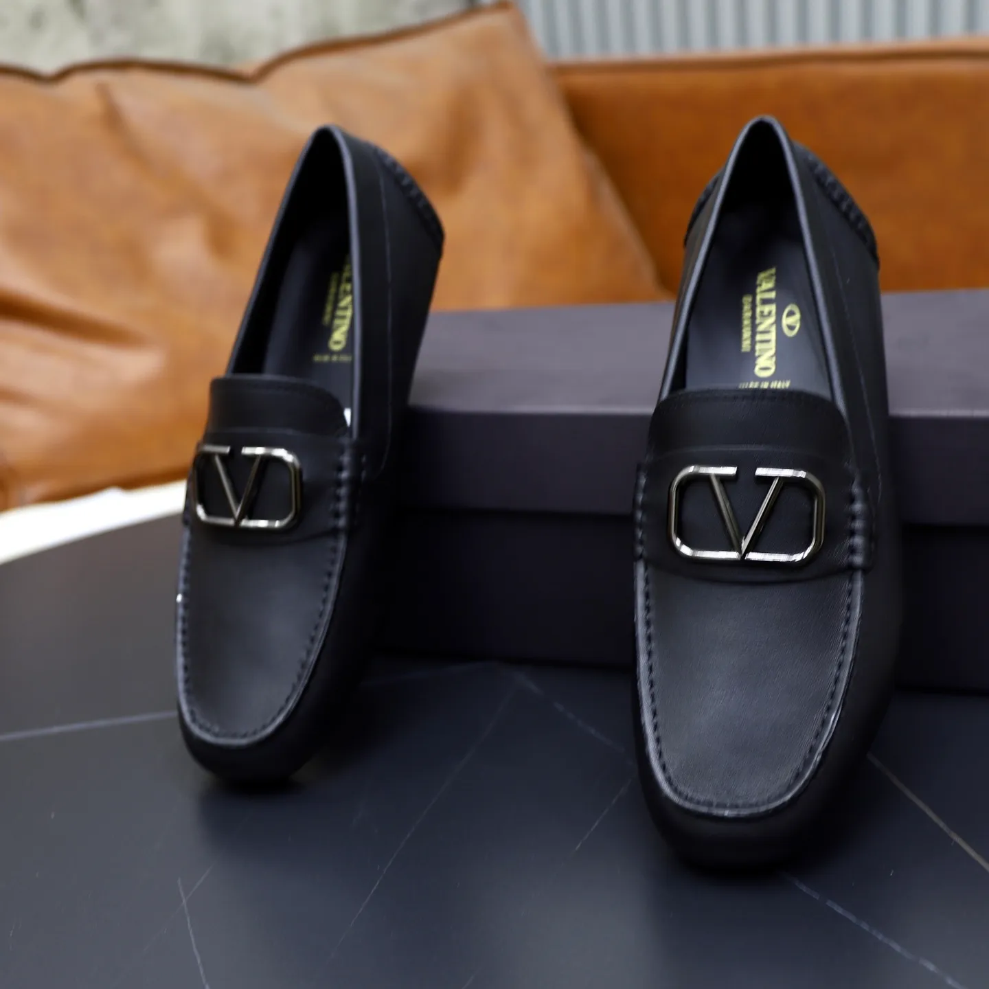 Men's shoes: 640💰VALENTINO, made of imported cowhide with imported water-dyed cow lining, iconic hardware and iconic wear-resistant outsole. 38-45 (customized at 45) VALENTINO packaging All orders enjoy the brand’s iconic product packaging
